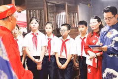 Các cụ cao niên giới thiệu giá trị lịch sử đình Thượng Cát cho học sinh.