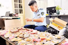 Lực lượng Quản lý thị trường Hà Nội kiểm tra các sản phẩm bánh Trung thu lưu thông trên địa bàn (Ảnh QLTT)