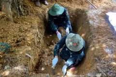 Cán bộ, nhân viên Đội 192 cất bốc hài cốt liệt sĩ tại xã Nam Đông, thành phố Huế. (Ảnh: Tiến Sáu)