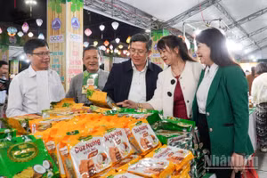 Phó Chủ tịch Ủy ban nhân dân thành phố Đà Nẵng Trần Nam Hưng (đứng giữa) dự Hội chợ trưng bày, giới thiệu sản phẩm OCOP thành phố Đà Nẵng năm 2025.