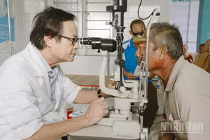 Chương trình khám sức khỏe định kỳ cho người dân xã đảo Tam Hải kéo dài đến ngày 20/8.