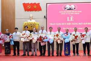 Đảng ủy xã Sơn Cẩm Hà trao tặng Huy hiệu Đảng cho 10 đồng chí từ 35 năm tuổi Đảng trở lên.