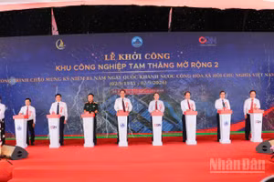 Các đại biểu ấn nút khởi công Khu công nghiệp Tam Thăng mở rộng 2. (Ảnh: QV)