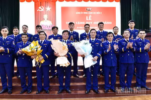 Đảng viên các tổ chức đảng trực thuộc Đảng bộ Vùng Cảnh sát biển 2 chụp ảnh lưu niệm tại buổi lễ. (Ảnh: Vùng Cảnh sát biển 2)