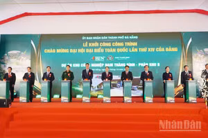 Phó Chủ tịch Quốc hội Nguyễn Đức Hải cùng các đại biểu bấm nút khởi công Dự án.