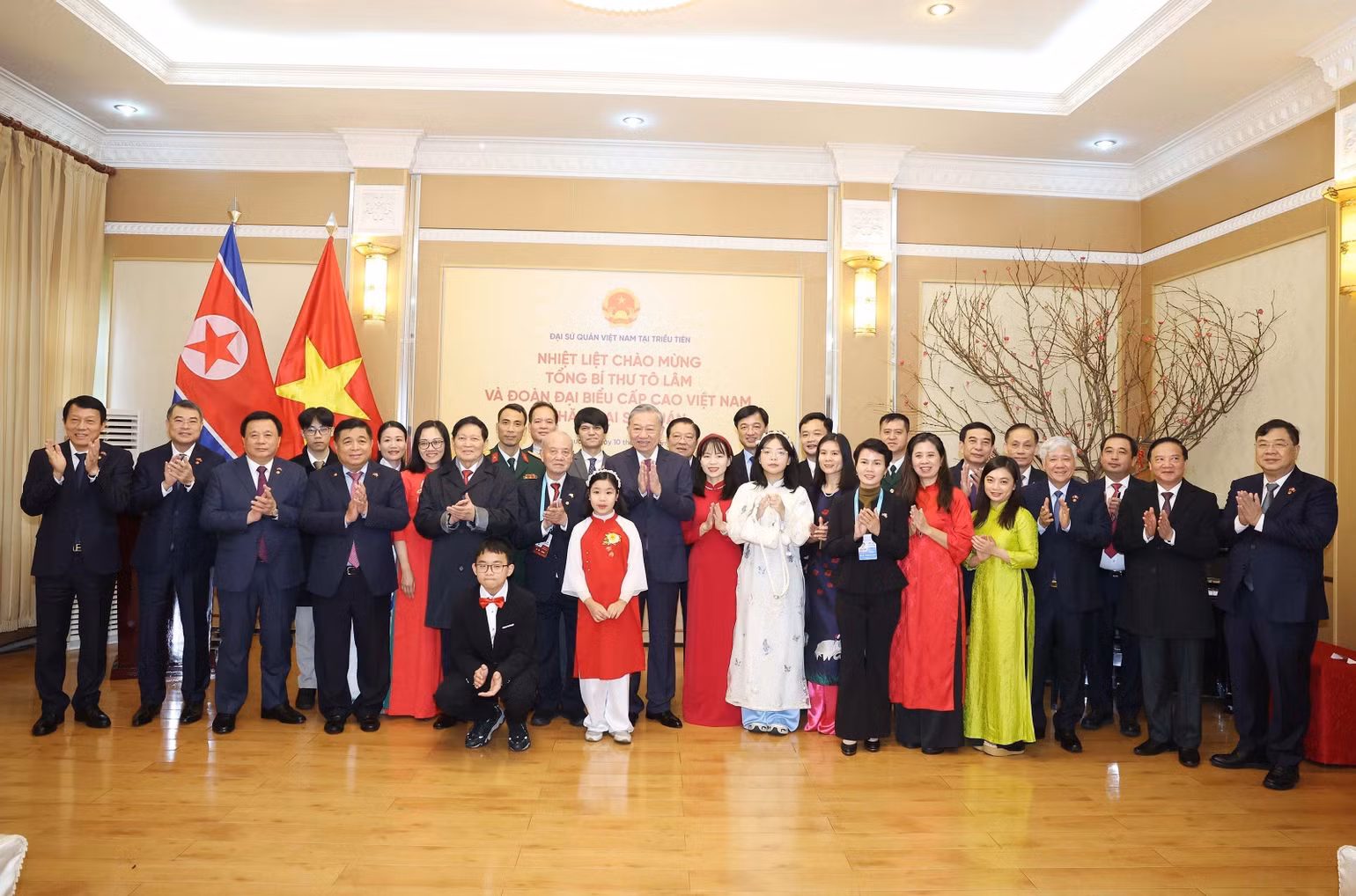 vna-potal-tong-bi-thu-to-lam-tham-dai-su-quan-viet-nam-tai-trieu-tien-8329779-1.jpg