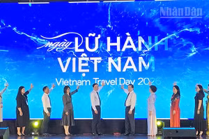 Các đại biểu thực hiện nghi thức chính thức khai mạc Ngày Lữ hành Việt Nam 2026. (Ảnh: PHÚC THẮNG)