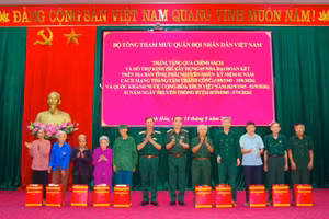 Đoàn công tác tặng quà cho các gia đình chính sách. (Ảnh: DUY ĐỨC)