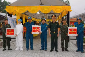Trung tướng La Công Phương tặng quà động viên các lực lượng thực thi nhiệm vụ. (Ảnh: DUY ĐỨC)