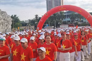 Hàng nghìn người dân nô nức tham dự chương trình ý nghĩa. (Ảnh: TUẤN SƠN)