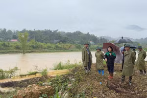 Lãnh đạo xã Na Rì kiểm tra, chỉ đạo công tác ứng phó với mưa lũ trên địa bàn. (Ảnh: Ủy ban nhân dân xã Na Rì)