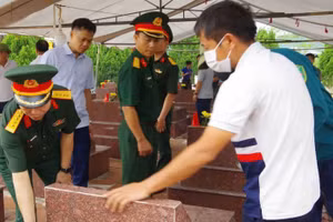 Tiến hành khai quật các phần mộ tại Nghĩa trang liệt sĩ Phúc Trìu. (Ảnh: DUY ĐỨC)