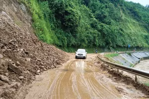 Một điểm sạt lở trên quốc lộ 3B, đoạn qua xã Bạch Thông. (Ảnh: TUẤN SƠN)