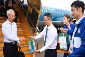 Ông Uông Việt Dũng, Cục trưởng Hàng không Việt Nam tặng quà cho hành khách tại Cảng Hàng không quốc tế Liên Khương. (Ảnh: Quang Hưng)