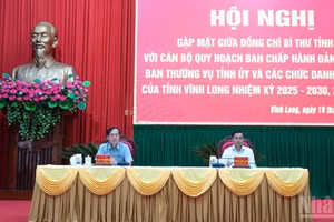 Lãnh đạo tỉnh Vĩnh Long trao đổi với cán bộ quy hoạch. (Ảnh: BÁ DŨNG)
