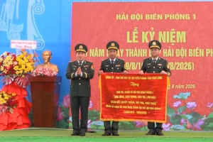 Ban Chỉ huy Bộ đội Biên phòng tỉnh Vĩnh Long tặng bức trướng cho Hải đội Biên phòng 1 nhân kỷ niệm 50 năm Ngày thành lập đơn vị. (Ảnh: XUÂN LỘC)