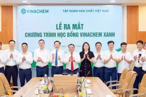 Các đại biểu chụp ảnh tại lễ ra mắt chương trình học bổng Vinachem xanh. (Ảnh: HOÀNG ANH)