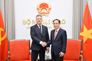 Đồng chí Lê Hoài Trung, Ủy viên Bộ Chính trị, Bộ trưởng Ngoại giao đã tiếp đồng chí Roman Roun, Chủ tịch Đảng Cộng sản Séc Morava (KSCM). (Ảnh: Bộ Ngoại giao Việt Nam)