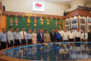 Đoàn khảo sát chụp ảnh lưu niệm với Đảng ủy Vietsovpetro. (Ảnh: Lê Đình Thìn)