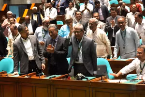 Ông Mirza Fakhrul Islam Alamgir (hàng đầu, đứng thứ 3, từ bên trái sang) được bầu làm Tổng thống Bangladesh sau cuộc bầu cử tại Quốc hội ở Dhaka, Bangladesh, ngày 20/8/2026. (Ảnh: THX/TTXVN)
