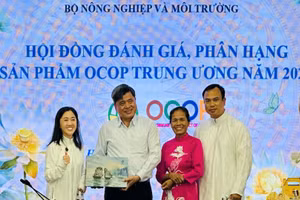 Các đại diện Trà Việt Tú nhận vinh danh tại sự kiện phân hạng sản phẩm OCOP Trung ương năm 2025. (Ảnh: L.Hường)