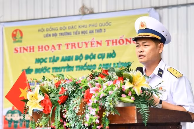 Báo cáo viên của Lữ đoàn 127 đã ôn lại truyền thống vẻ vang của Quân đội nhân dân Việt Nam.