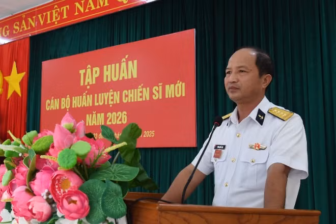 Đại tá Lương Quốc Anh, Phó Tư lệnh Vùng 5 Hải quân phát biểu khai mạc tập huấn. (Ảnh do Vùng 5 Hải quân cung cấp)
