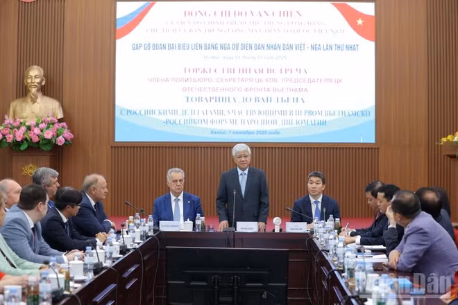 Đồng chí Đỗ Văn Chiến, Ủy viên Bộ Chính trị, Bí thư Trung ương Đảng, Chủ tịch Ủy ban Trung ương Mặt trận Tổ quốc Việt Nam phát biểu tại buổi gặp mặt.