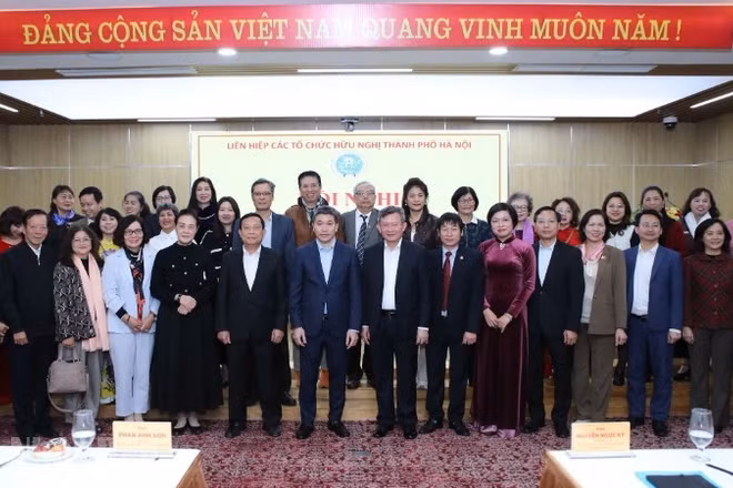 Các đại biểu tham dự hội nghị chụp ảnh kỷ niệm.