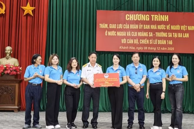 Các thành viên Câu lạc bộ Hoàng Sa-Trường Sa tại Ba Lan trao tặng Vườn rau xanh cho đảo Trường Sa lớn. (Ảnh: Ủy ban Nhà nước về người Việt Nam ở nước ngoài)