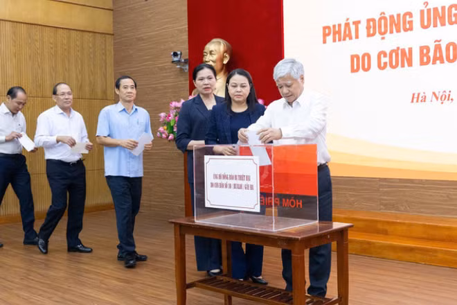 Đồng chí Đỗ Văn Chiến và các đồng chí lãnh đạo Ủy ban Trung ương Mặt trận Tổ quốc Việt Nam, trực tiếp ủng hộ tại buổi lễ. (Ảnh: Linh Phan)