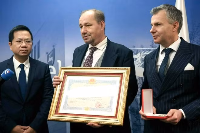 Giáo sư Bartłomiej Kwiatkowski - con trai cố kiến trúc sư Kazimierz Kwiatkowski xúc động chia sẻ tại buổi lễ. (Ảnh: Đại sứ quán Việt Nam tại Ba Lan)