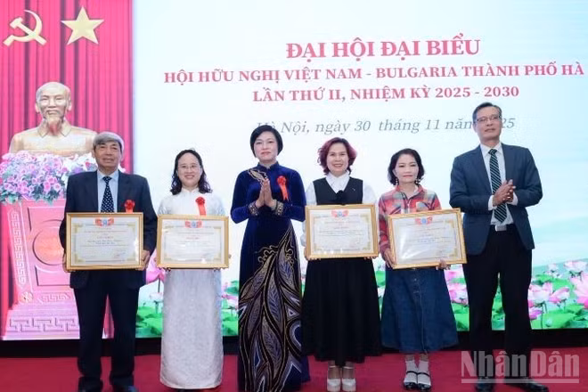 Phó Chủ tịch Thường trực Liên hiệp các tổ chức hữu nghị thành phố Hà Nội Trần Thị Phương trao Bằng khen cho các cá nhân, tập thể có nhiều đóng góp xuất sắc trong nhiệm kỳ vừa qua.