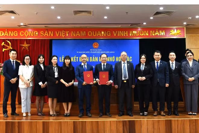 Các đại biểu chụp ảnh kỷ niệm. 