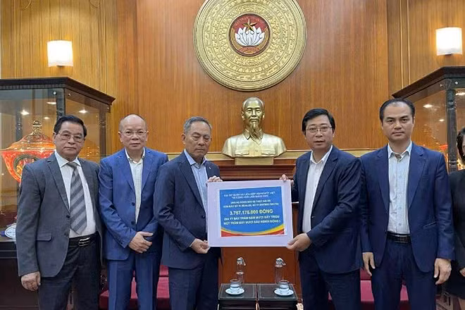 Ông Nguyễn Văn Hiền, Chủ tịch Danh dự của Liên hiệp Hội người Việt Nam tại Đức, đã đại diện cộng đồng người Việt tại Đức trao toàn bộ số tiền quyên góp tới Ủy ban Trung ương Mặt trận Tổ quốc Việt Nam.