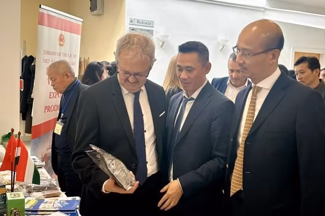 Tại Hội thảo, Đại sứ quán còn trưng bày giới thiệu các sản phẩm xuất khẩu tiêu biểu của Việt Nam như cà-phê, chè, hạt điều, gạo, trái cây chế biến, thủ công mỹ nghệ. (Ảnh: Đại sứ quán Việt Nam tại Hungary)