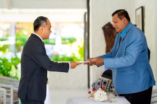 Đại sứ Phan Minh Giang trình Thư ủy nhiệm lên Đại diện Nhà vua Anh Charles III tại Quần đảo Cook Tom Marsters. (Ảnh: Đại sứ quán Việt Nam tại New Zealand)