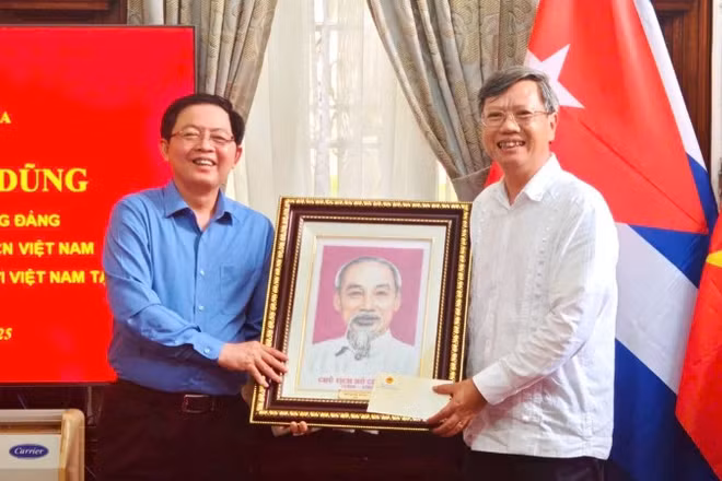 Phó Thủ tướng Hồ Quốc Dũng trao bức ảnh Bác Hồ tặng Đại sứ Lê Quang Long và cán bộ Đại sứ quán. (Ảnh: Đại sứ quán Việt Nam tại Cuba)