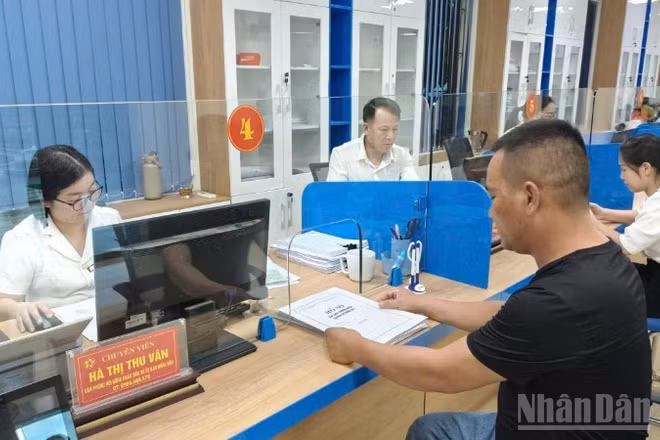 Người dân đến làm thủ tục tại Trung tâm Phục vụ hành chính công phường Yên Bái, tỉnh Lào Cai. 