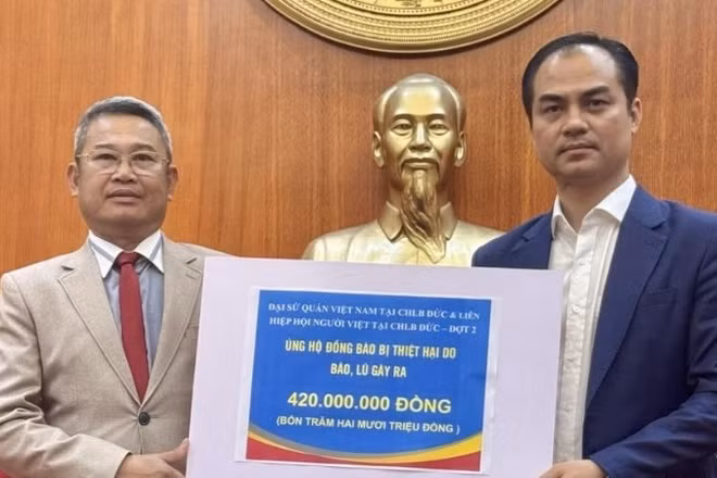 Ông Nguyễn Quang Anh, Phó Chủ tịch Liên hiệp hội người Việt tại Cộng hòa Liên bang Đức chuyển 420 triệu đồng cho Ủy ban Trung ương Mặt trận Tổ quốc Việt Nam hỗ trợ bà con vùng lũ.