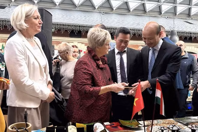 Đại sứ Việt Nam tại Hungary Bùi Lê Thái giới thiệu với quan khách những sản phẩm của Việt Nam được trưng bày tại Hội chợ. (Ảnh: Đại sứ quán Việt Nam tại Hungary)