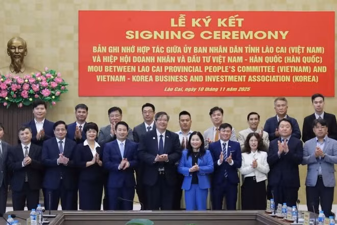 Đoàn công tác và các đối tác Hàn Quốc chụp ảnh kỷ niệm với lãnh đạo Ủy ban nhân dân tỉnh Lào Cai. (Ảnh: VKBIA)