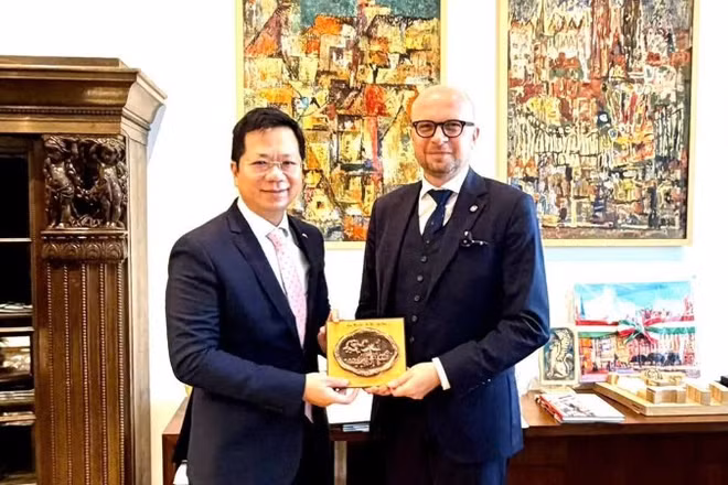 Đại sứ Hà Hoàng Hải và Phó Chủ tịch thành phố Wrocław Jakub Mazur. (Ảnh: Đại sứ quán Việt Nam tại Ba Lan)
