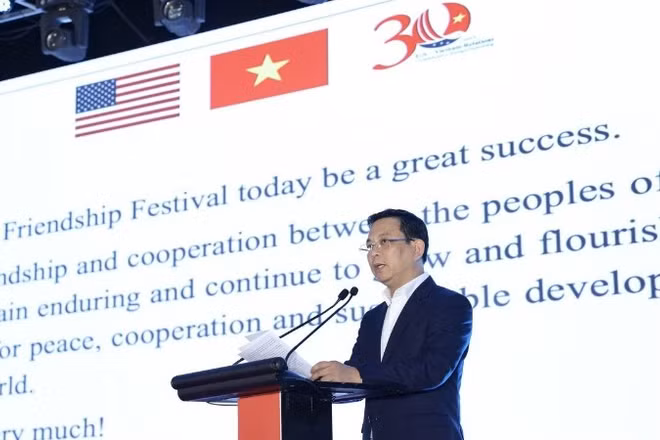 Phó Chủ tịch Liên hiệp các tổ chức hữu nghị Việt Nam Đồng Huy Cương phát biểu khai mạc chương trình giao lưu. (Ảnh: ĐINH HÒA)