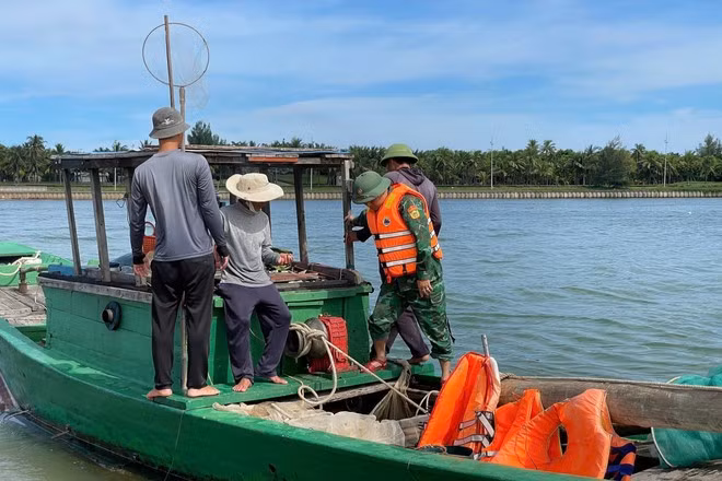 Tàu đánh cá bị xử lý vi phạm hành chính với hành vi tàng trữ dụng cụ kích điện. (Ảnh: TTXVN)