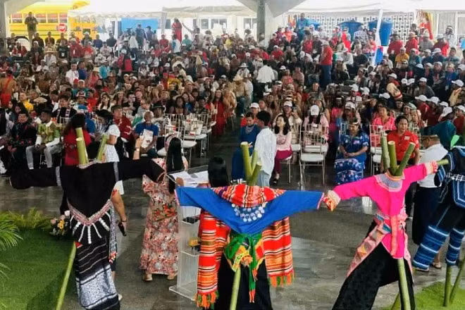 Khu trưng bày trang phục truyền thống của các dân tộc Việt Nam thu hút sự quan tâm của đông đảo quan khách tham dự Hội nghị. (Ảnh: Đại sứ quán Việt Nam tại Venezuela)