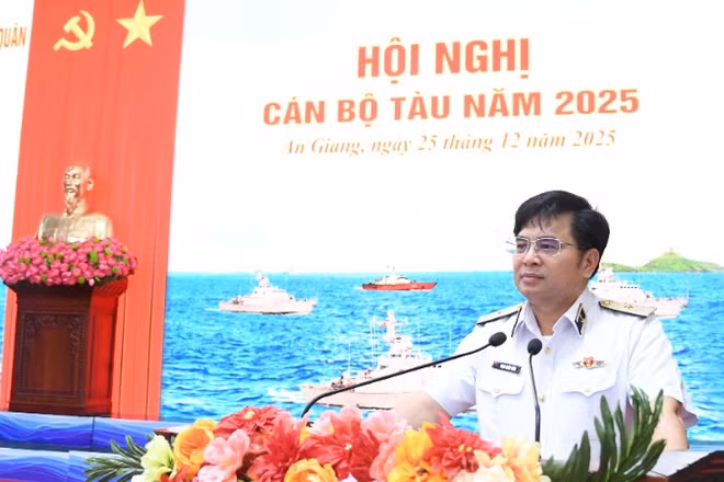 Chuẩn Đô đốc Trịnh Xuân Tùng, Tư lệnh Vùng 5 Hải quân phát biểu chỉ đạo tại Hội nghị. (Ảnh: Vùng 5 Hải quân cung cấp)