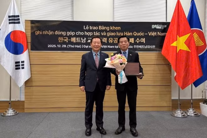 Chủ tịch huyện Bonghwa (Hàn Quốc) Park Hyeon Guk đã trao Kỷ niệm chương tặng Đại sứ Việt Nam tại Hàn Quốc Vũ Hồ. 