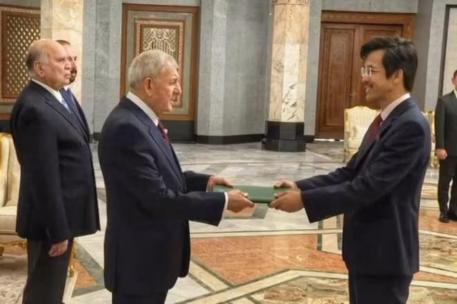 Đại sứ Nguyễn Lương Ngọc đã trình Thư ủy nhiệm lên Tổng thống Cộng hòa Iraq Abdul Latif Jamal Rashid. (Ảnh: Đại sứ quán Việt Nam tại Iran)