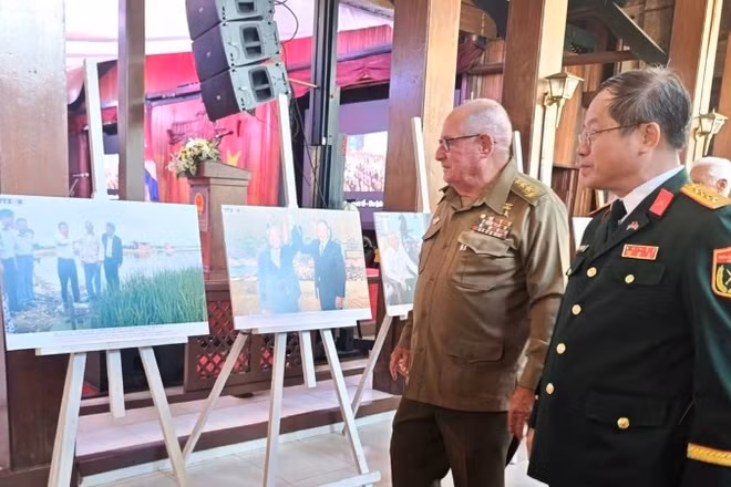 Các đại biểu tham quan triển lãm ảnh về 65 năm quan hệ Việt Nam-Cuba. (Ảnh: Đại sứ quán Việt Nam tại Cuba) 